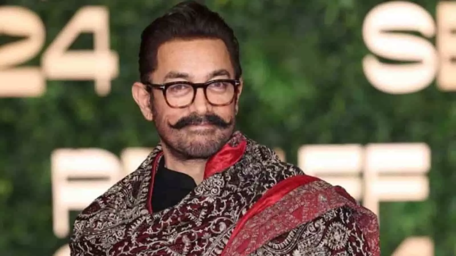 तस्वीर में अभिनेता आमिर खान डॉन 3 विवाद सुलझाने के संदर्भ में दिख रहे हैं। तस्वीर में अभिनेता आमिर खान डॉन 3 विवाद सुलझाने के संदर्भ में दिख रहे हैं।