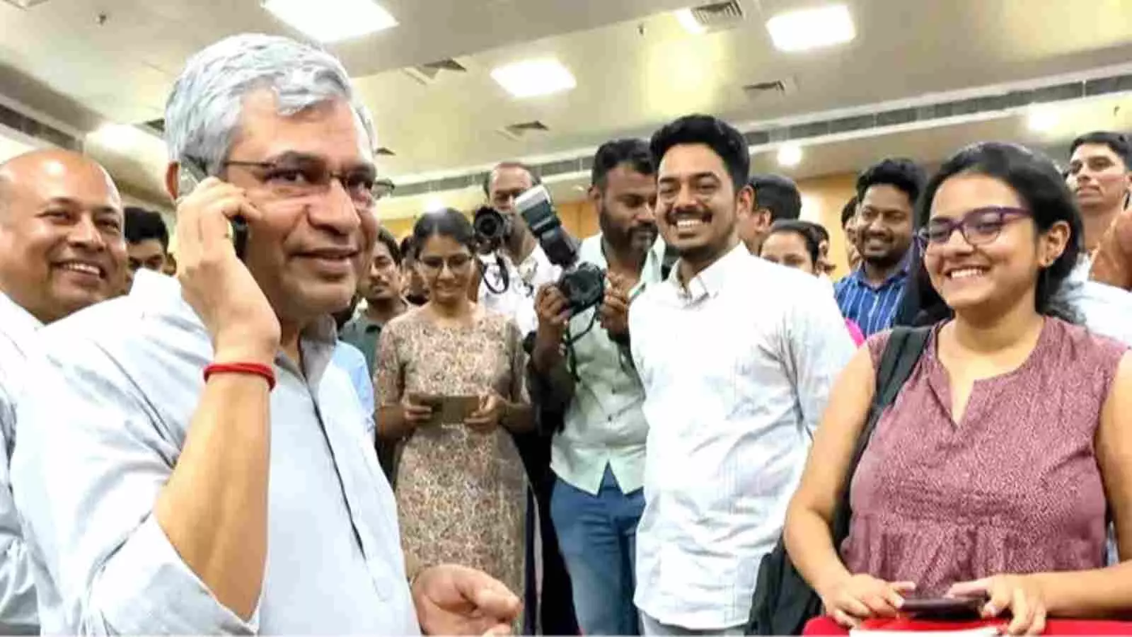 जयपुर में छात्रों के बीच मोबाइल पर बात करते रेल मंत्री अश्विनी वैष्णव। जयपुर में छात्रों के बीच मोबाइल पर बात करते रेल मंत्री अश्विनी वैष्णव।