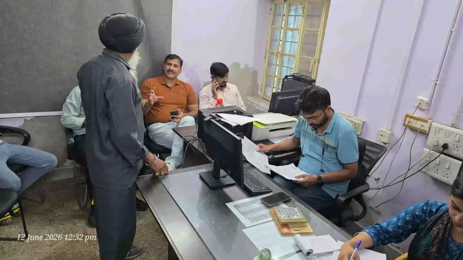 तस्वीर में बीईएसएल सब-डिविजनल कार्यालय के भीतर कंप्यूटर टेबल के पास बैठकर अधिकारी एक बुजुर्ग व्यक्ति की बिजली संबंधी शिकायत सुन रहे हैं। तस्वीर में बीईएसएल सब-डिविजनल कार्यालय के भीतर कंप्यूटर टेबल के पास बैठकर अधिकारी एक बुजुर्ग व्यक्ति की बिजली संबंधी शिकायत सुन रहे हैं।