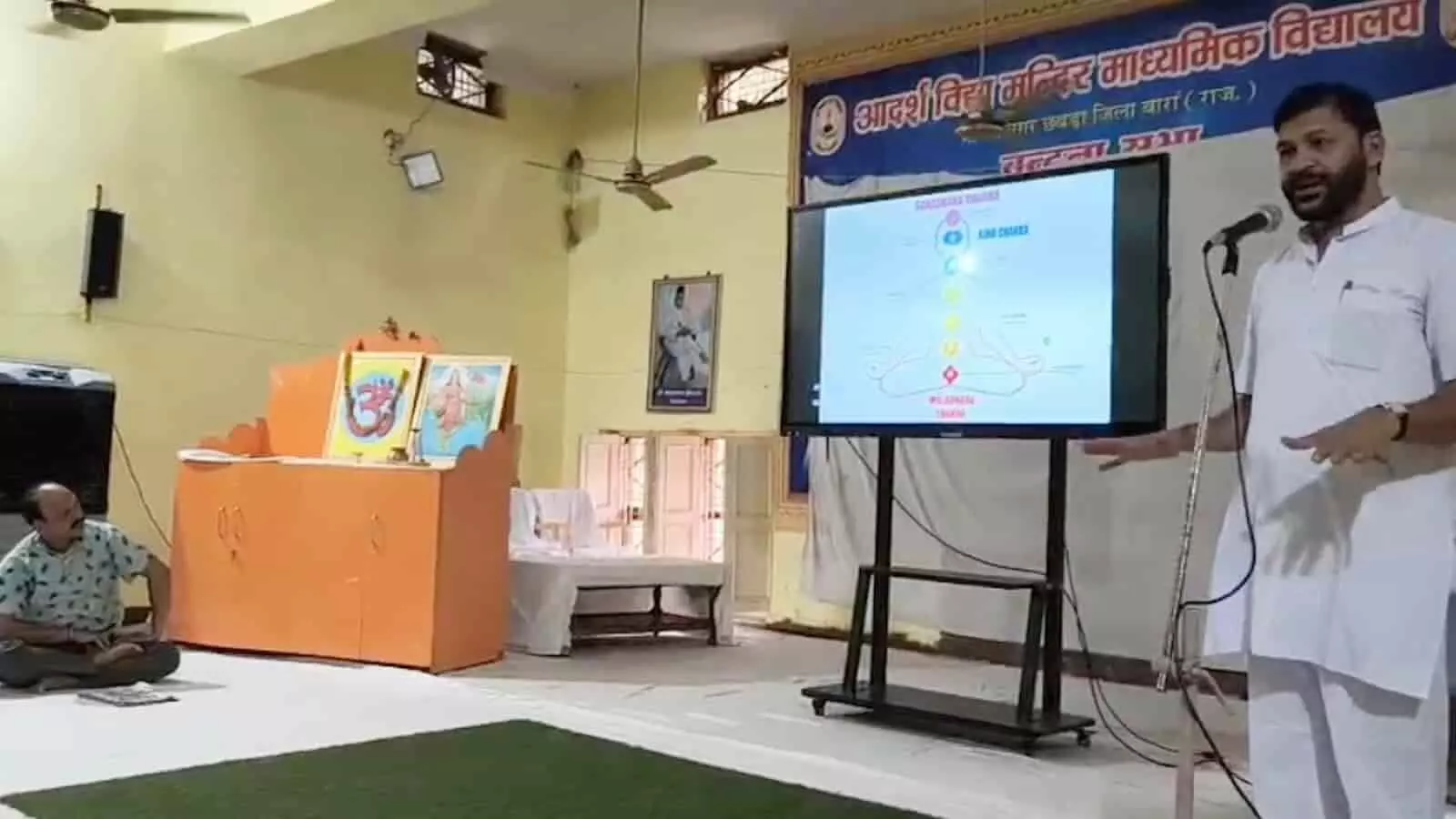 बारां में आयोजित योग और ध्यान सत्र में साधकों को मार्गदर्शन देते रामलाल मालव।