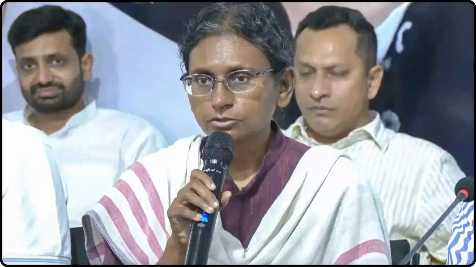 माइक थामकर बोलती हुईं कांग्रेस नेता मीनाक्षी नटराजन दिल्ली में संवाददाता सम्मेलन के दौरान अपने सहयोगियों के साथ। माइक थामकर बोलती हुईं कांग्रेस नेता मीनाक्षी नटराजन दिल्ली में संवाददाता सम्मेलन के दौरान अपने सहयोगियों के साथ।