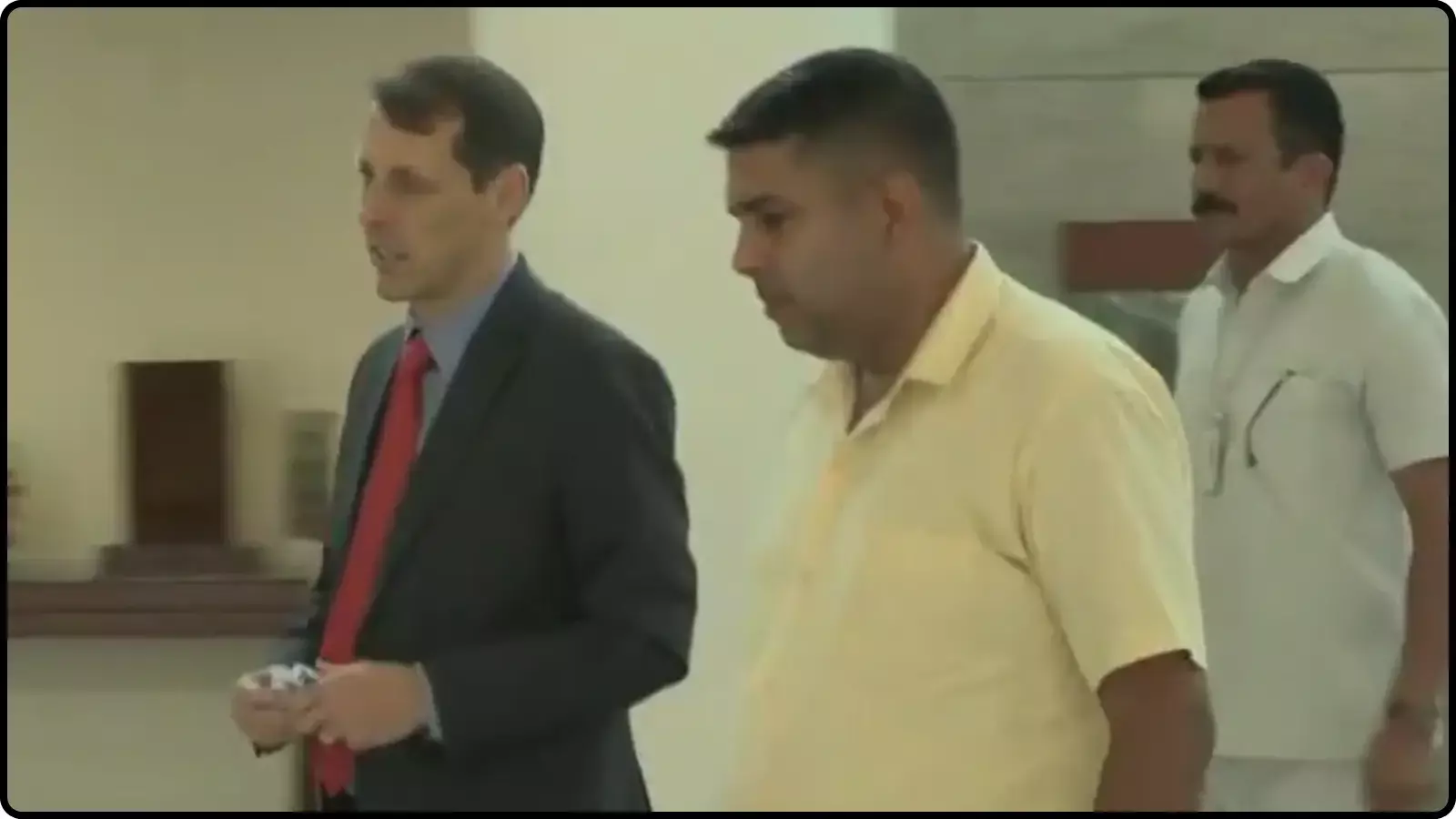 एक कार्यालय के भीतर चलते हुए अमेरिकी राजनयिक जेसन मीक्स और अन्य अधिकारी दिल्ली में कूटनीतिक बैठक के दौरान। एक कार्यालय के भीतर चलते हुए अमेरिकी राजनयिक जेसन मीक्स और अन्य अधिकारी दिल्ली में कूटनीतिक बैठक के दौरान।
