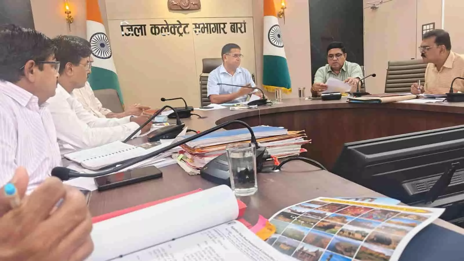 तस्वीर में बारां कलेक्टर मिनी सचिवालय में अधिकारियों के साथ पर्यटन विकास बैठक कर रहे हैं।