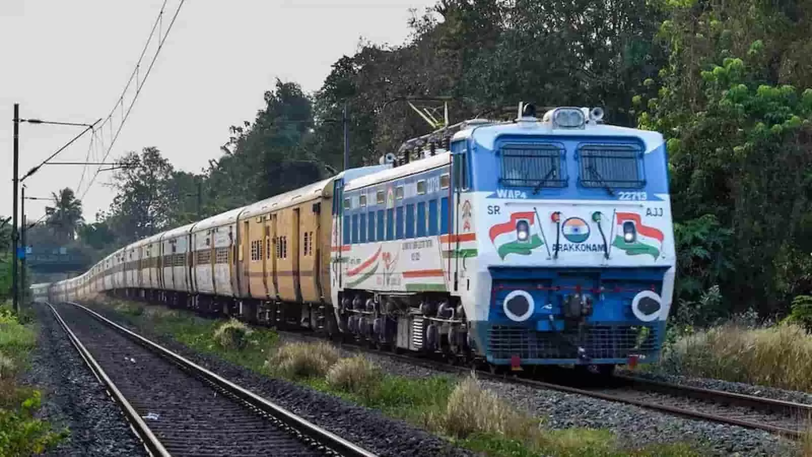 तस्वीर में एक यात्री ट्रेन रेलवे ट्रैक पर आगे की तरफ बढ़ती हुई नजर आ रही है। तस्वीर में एक यात्री ट्रेन रेलवे ट्रैक पर आगे की तरफ बढ़ती हुई नजर आ रही है।