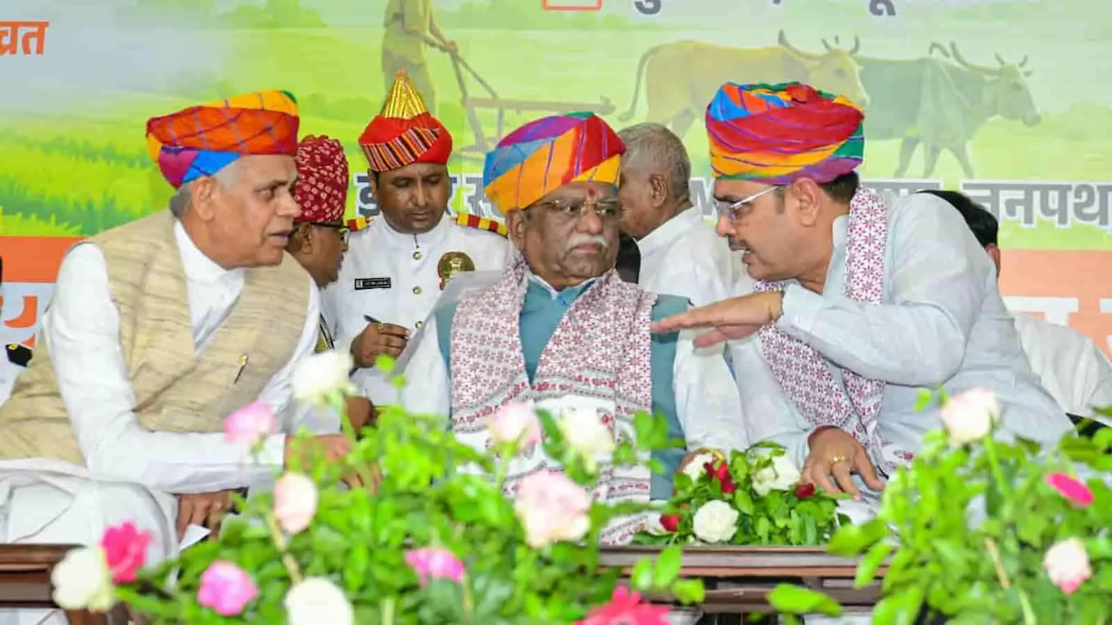 तस्वीर में राज्यपाल हरिभाऊ बागड़े और मुख्यमंत्री भजनलाल शर्मा पारंपरिक राजस्थानी साफा पहने हुए मंच पर एक साथ बैठे नजर आ रहे हैं। तस्वीर में राज्यपाल हरिभाऊ बागड़े और मुख्यमंत्री भजनलाल शर्मा पारंपरिक राजस्थानी साफा पहने हुए मंच पर एक साथ बैठे नजर आ रहे हैं।