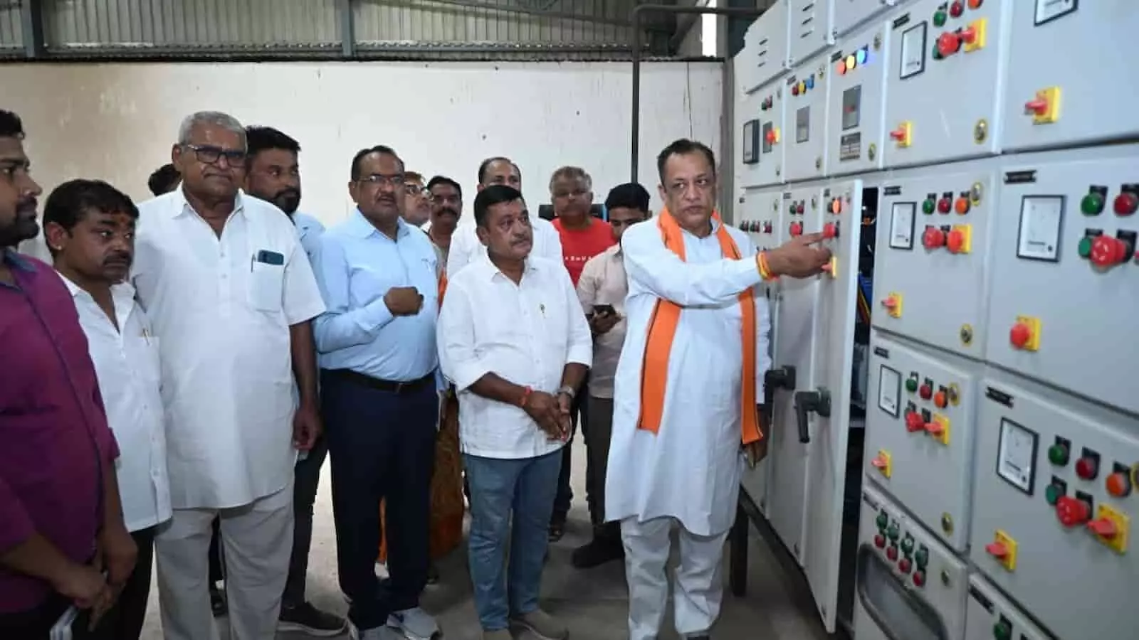 तस्वीर में कैबिनेट मंत्री जोराराम कुमावत तख्तगढ़ में एफएसटीपी प्लांट की तकनीकी इकाइयों के समीप खड़े होकर अधिकारियों से चर्चा कर रहे हैं। तस्वीर में कैबिनेट मंत्री जोराराम कुमावत तख्तगढ़ में एफएसटीपी प्लांट की तकनीकी इकाइयों के समीप खड़े होकर अधिकारियों से चर्चा कर रहे हैं।