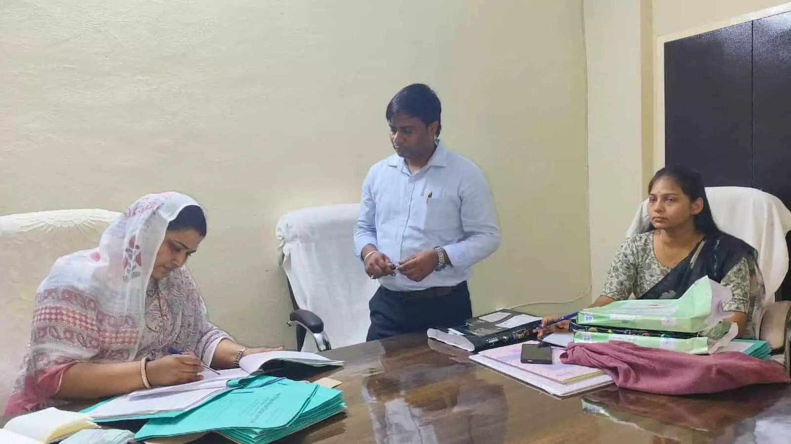 बयाना में विधायक डॉ. ऋतु बनावत सफाई टेंडर अनियमितताओं के मामले में जांच करती हुईं। बयाना में विधायक डॉ. ऋतु बनावत सफाई टेंडर अनियमितताओं के मामले में जांच करती हुईं।
