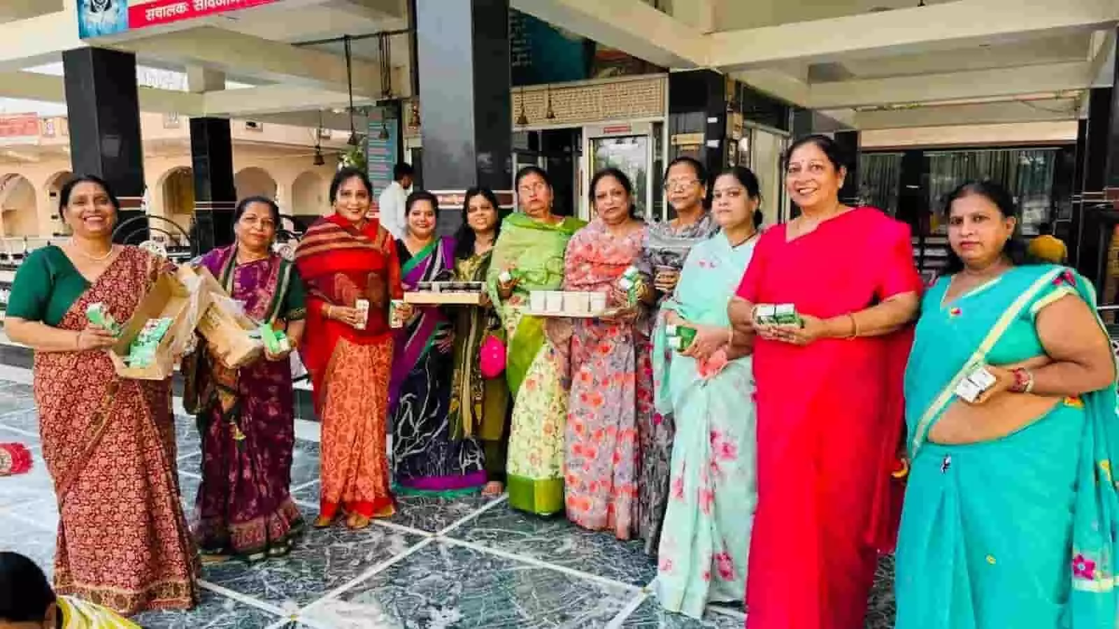 तस्वीर में कई महिलाएं मनिहारा महादेव धाम मंदिर परिसर के भीतर एक साथ खड़ी होकर कैमरे के सामने पोज दे रही हैं।