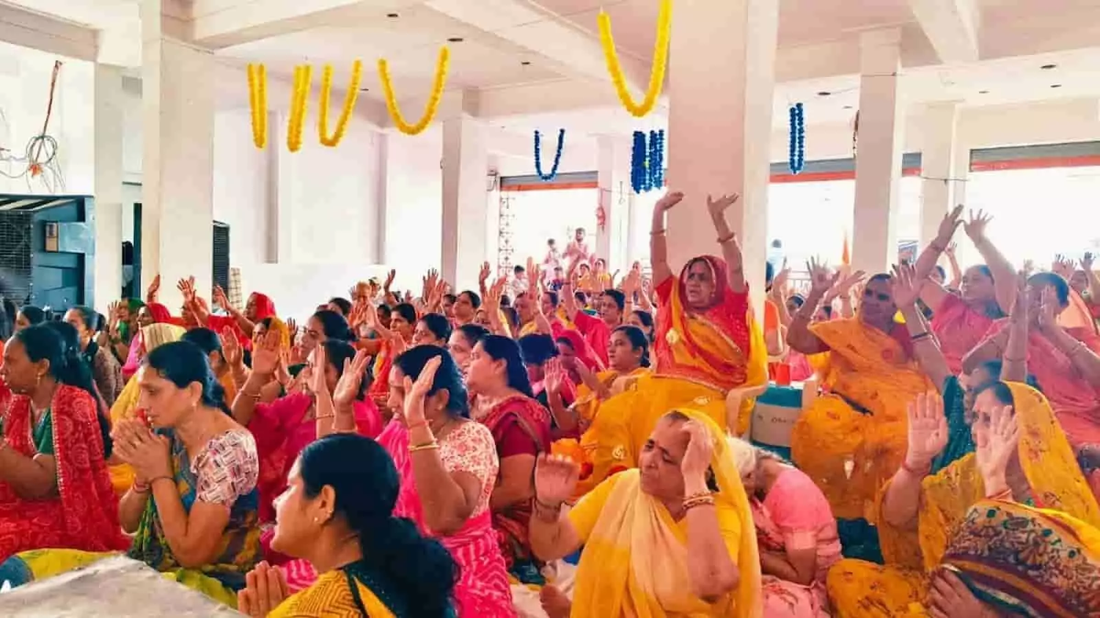 तस्वीर में खेरवाड़ा की श्रीमद्भागवत कथा के दौरान भक्ति भाव में झूमते श्रद्धालु दिख रहे हैं। तस्वीर में खेरवाड़ा की श्रीमद्भागवत कथा के दौरान भक्ति भाव में झूमते श्रद्धालु दिख रहे हैं।