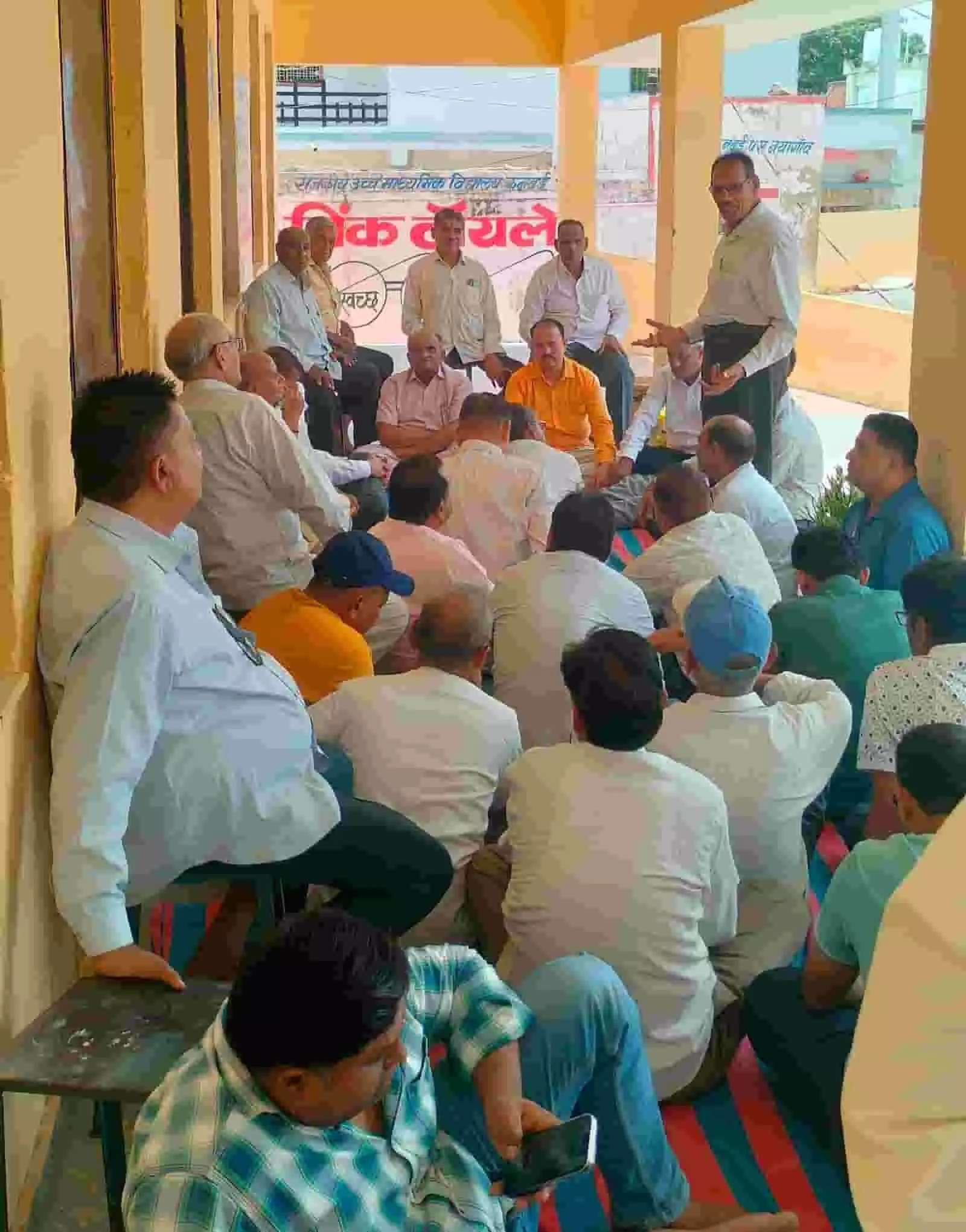 तस्वीर में मोड मेवाड़ा कलाल समाज के प्रतिनिधि खेरवाड़ा में बैठक करते हुए। तस्वीर में मोड मेवाड़ा कलाल समाज के प्रतिनिधि खेरवाड़ा में बैठक करते हुए।