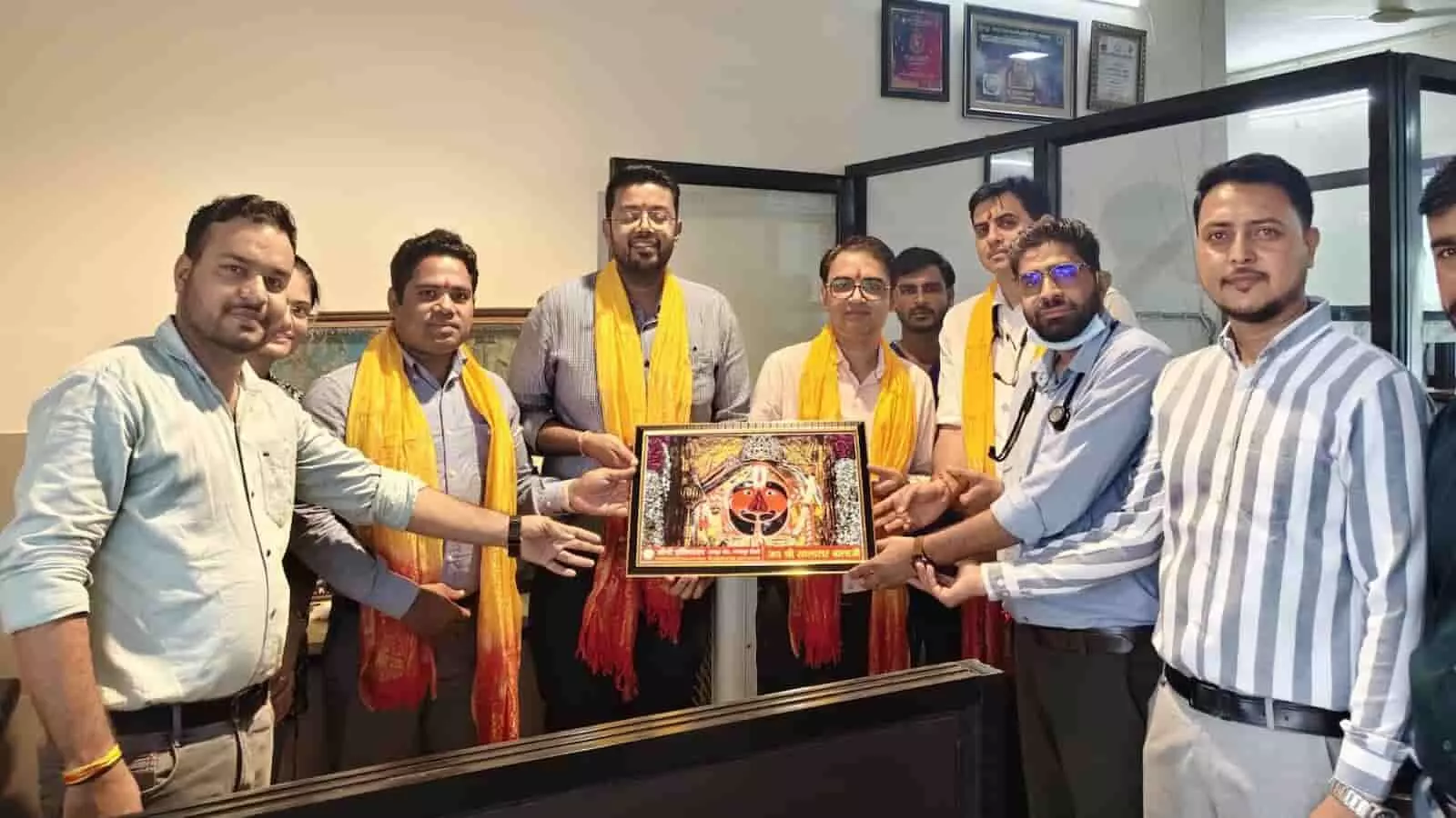 तस्वीर में कई चिकित्सक और अस्पताल के सदस्य एक कार्यालय के भीतर एक साथ खड़े होकर भगवान सालासर बालाजी की एक सुंदर फ्रेम की हुई तस्वीर प्रदर्शित कर रहे हैं। तस्वीर में कई चिकित्सक और अस्पताल के सदस्य एक कार्यालय के भीतर एक साथ खड़े होकर भगवान सालासर बालाजी की एक सुंदर फ्रेम की हुई तस्वीर प्रदर्शित कर रहे हैं।