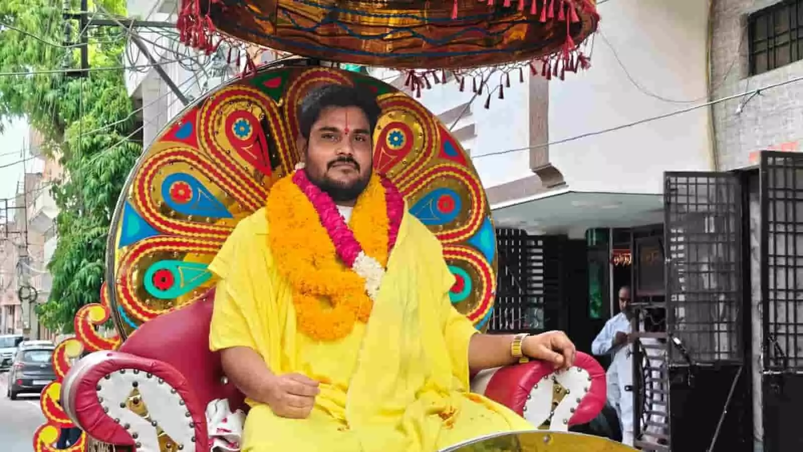 तस्वीर में भीलवाड़ा की संजय कॉलोनी में कलश यात्रा के दौरान महिलाएं नजर आ रही हैं। तस्वीर में भीलवाड़ा की संजय कॉलोनी में कलश यात्रा के दौरान महिलाएं नजर आ रही हैं।