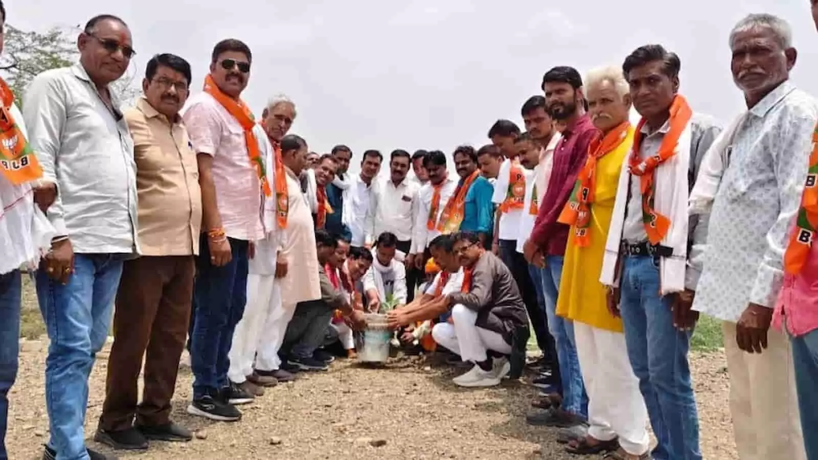 तस्वीर में विधायक राधेश्याम बैरवा भाजपा के अन्य पदाधिकारियों और कार्यकर्ताओं के साथ मिलकर पथरीली जमीन पर एक छोटा पौधा लगा रहे हैं。