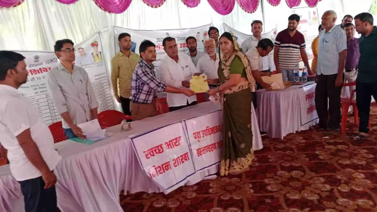तस्वीर में विधायक दर्शन सिंह गुर्जर करौली में आयोजित शहरी सेवा शिविर में लाभार्थी को पट्टा वितरित कर रहे हैं। तस्वीर में विधायक दर्शन सिंह गुर्जर करौली में आयोजित शहरी सेवा शिविर में लाभार्थी को पट्टा वितरित कर रहे हैं।