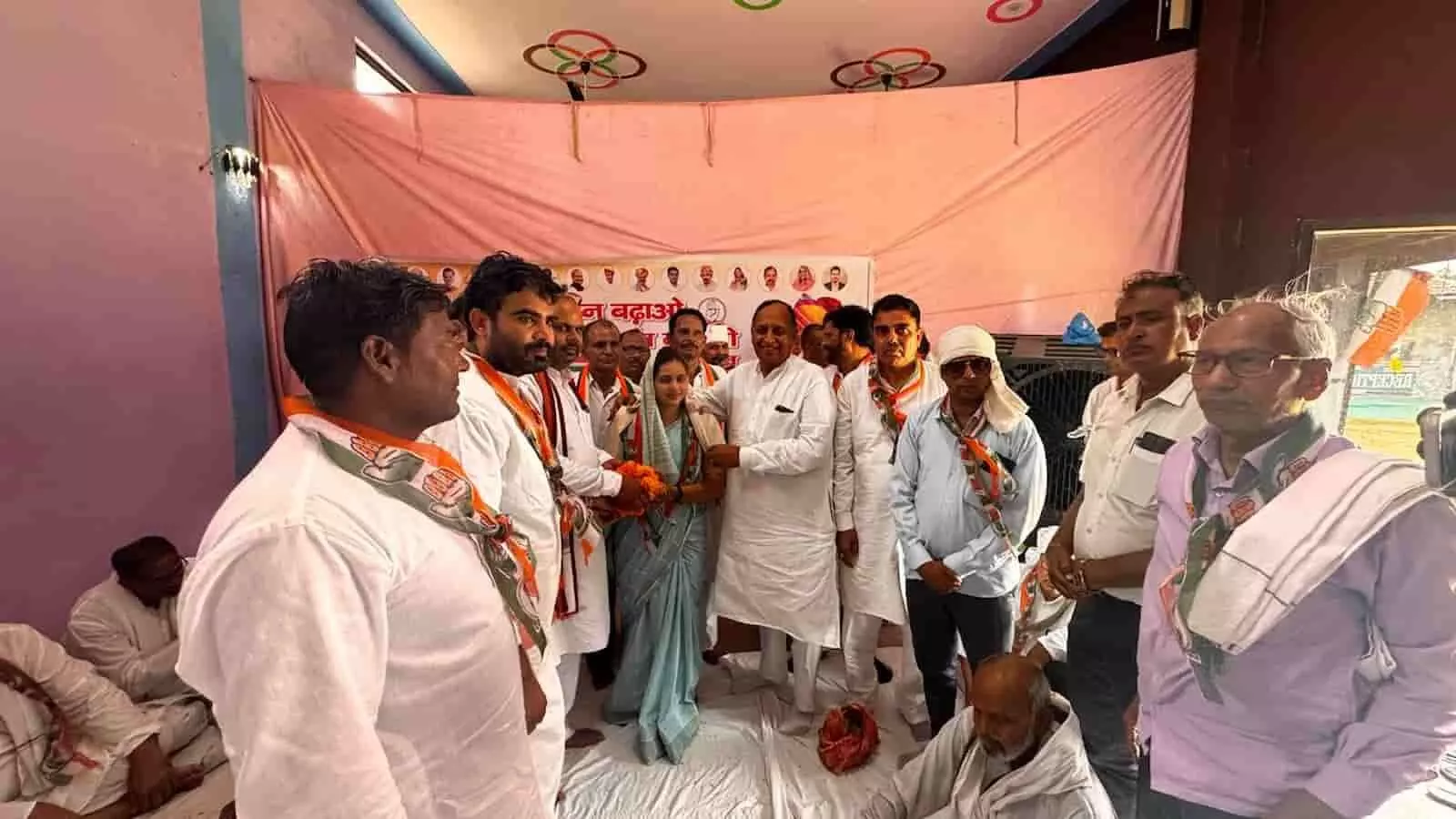 तस्वीर में डीग में आयोजित कांग्रेस बैठक में सांसद संजना जाटव और स्थानीय पदाधिकारी दिख रहे हैं। तस्वीर में डीग में आयोजित कांग्रेस बैठक में सांसद संजना जाटव और स्थानीय पदाधिकारी दिख रहे हैं।