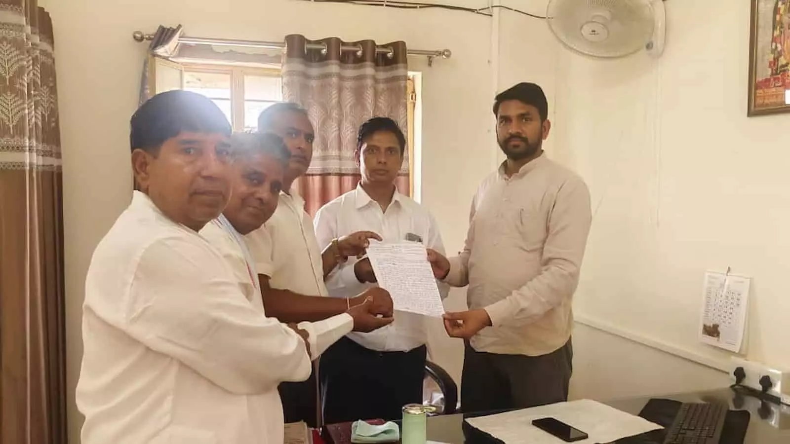 तस्वीर में पंचायत राज विभाग के प्रतिनिधि डीग कलेक्ट्रेट में ज्ञापन सौंपते हुए दिख रहे हैं। तस्वीर में पंचायत राज विभाग के प्रतिनिधि डीग कलेक्ट्रेट में ज्ञापन सौंपते हुए दिख रहे हैं।