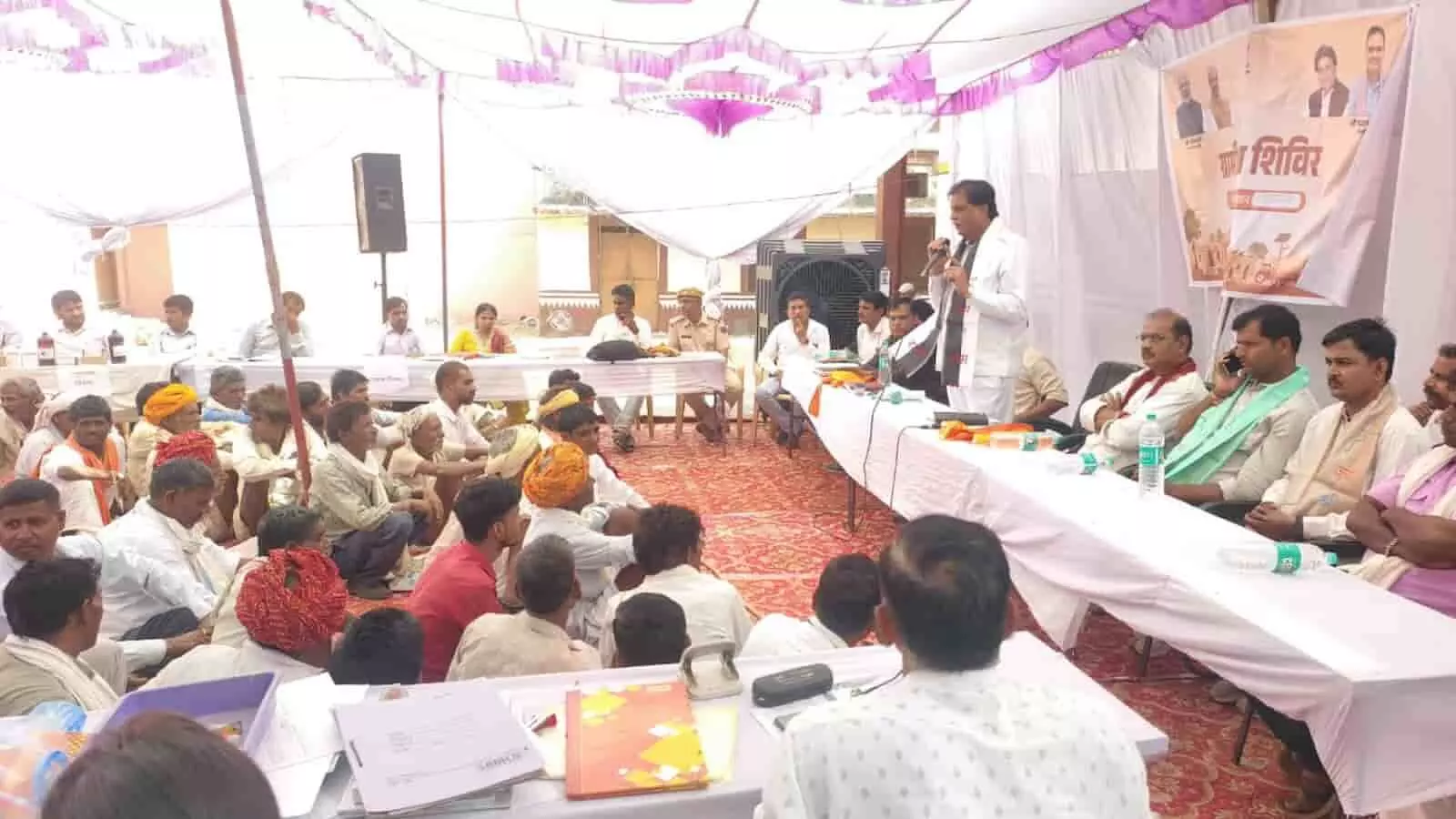 तस्वीर में विधायक श्रीचंद कृपलानी धोलापानी में ग्रामीण सेवा शिविर को संबोधित कर रहे हैं।