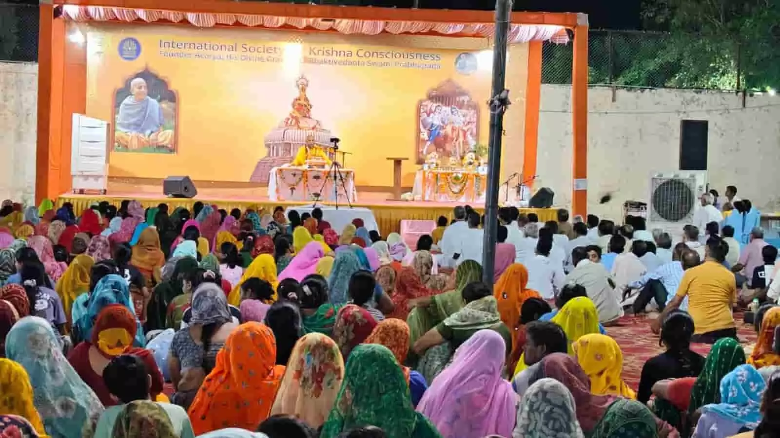 तस्वीर में सवाई माधोपुर के मानटाउन क्लब में आयोजित भागवत कथा सुन रहे श्रद्धालु दिख रहे हैं।