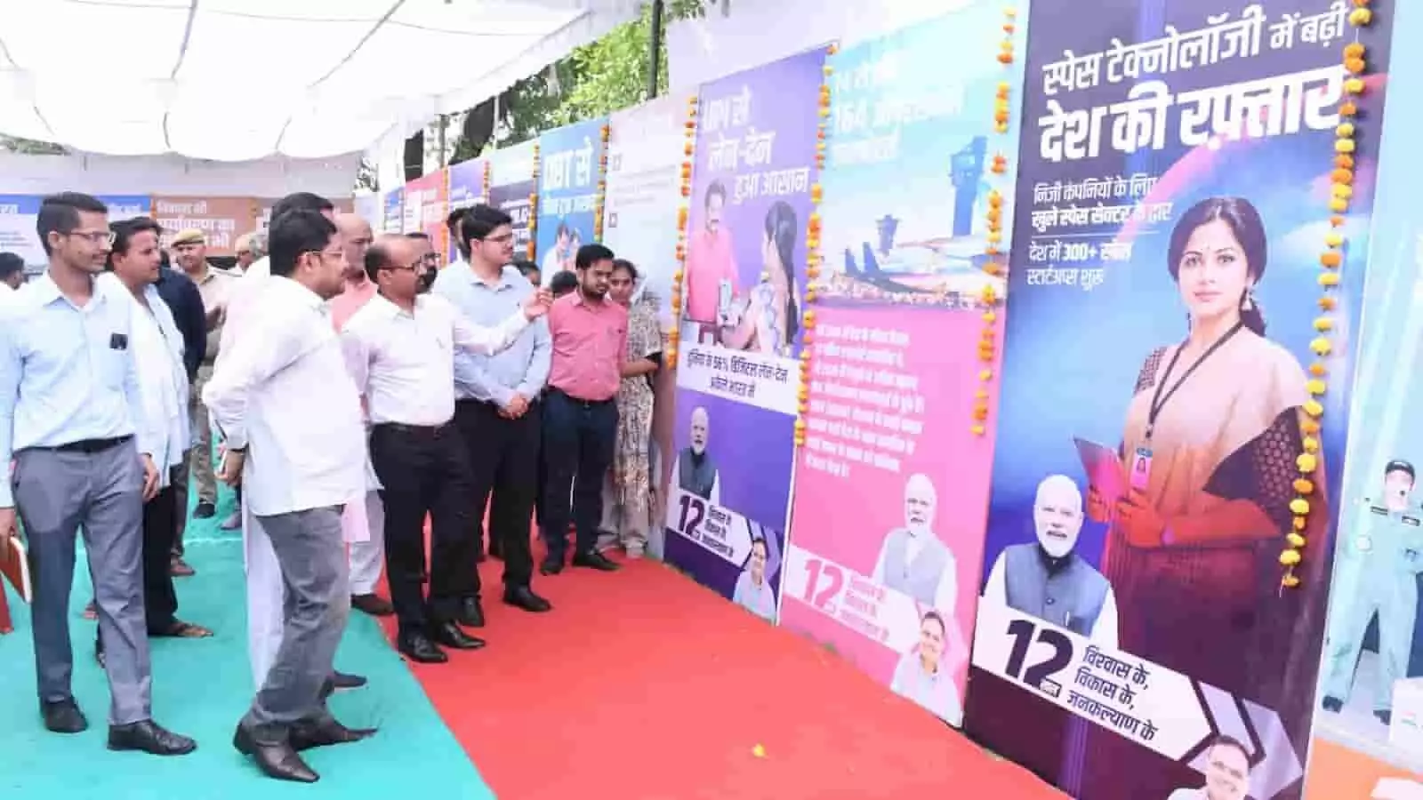 सवाई माधोपुर में जिला कलक्टर काना राम सरकारी विकास प्रदर्शनी का अवलोकन करते हुए।