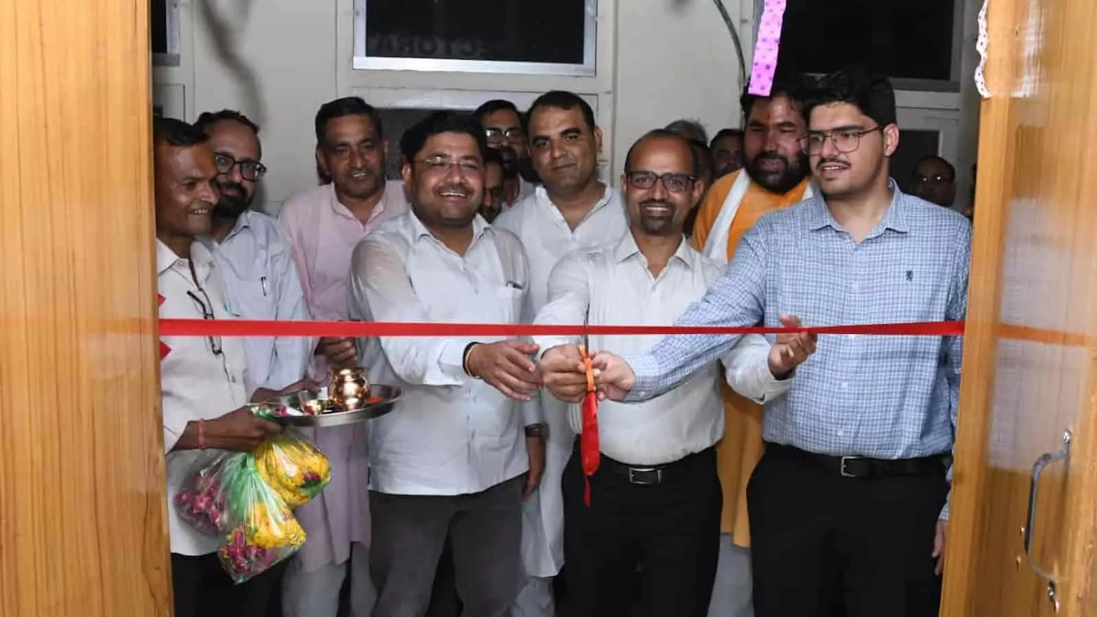तस्वीर में जिला कलेक्टर काना राम कलक्ट्रेट में हेल्थ कैफे का उद्घाटन कर रहे हैं।