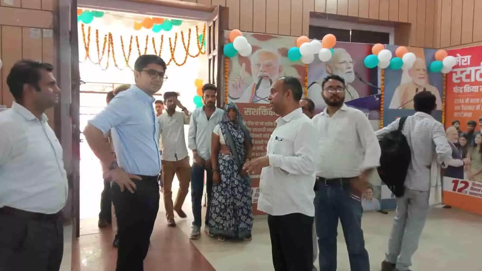 तस्वीर में जिला कलक्टर अक्षय गोदारा करौली में केंद्र सरकार की योजनाओं की प्रदर्शनी देखते हुए।