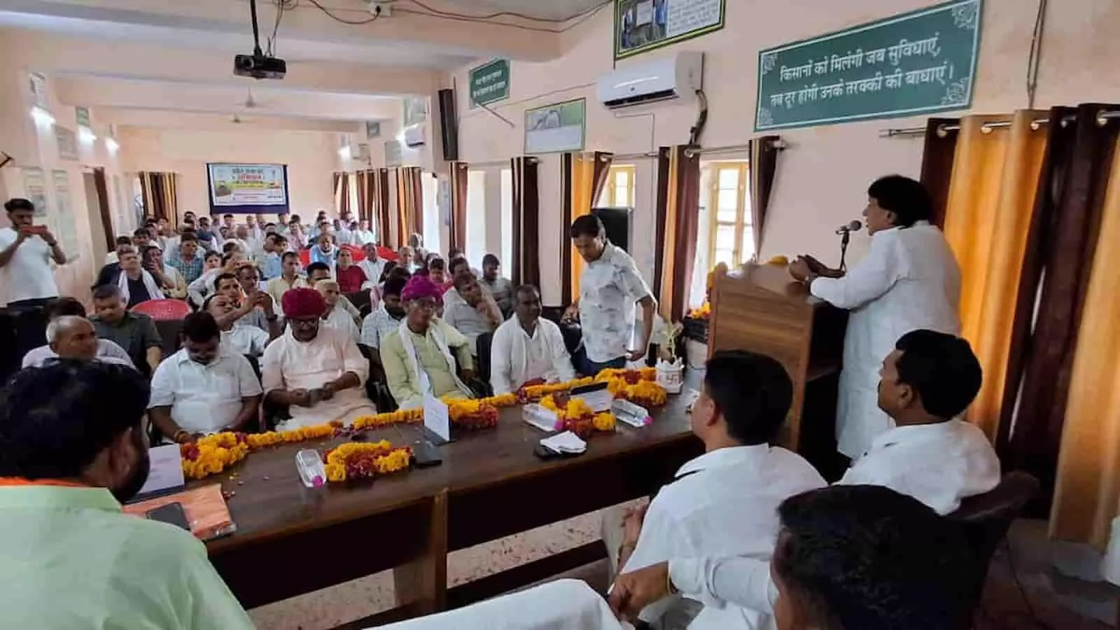 तस्वीर में सवाई माधोपुर के कृषि विज्ञान केंद्र में किसान सम्मेलन में भाग लेते किसान और पूर्व विधायक मानसिंह गुर्जर दिख रहे हैं।