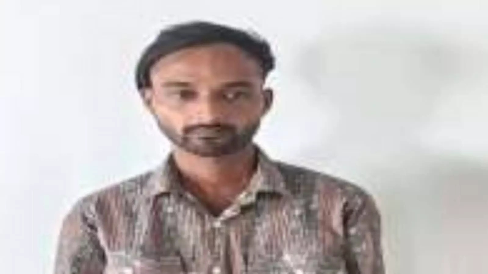 तस्वीर में मानटाउन पुलिस द्वारा गिरफ्तार साइबर ठगी का आरोपी महेंद्र सवाई माधोपुर में।