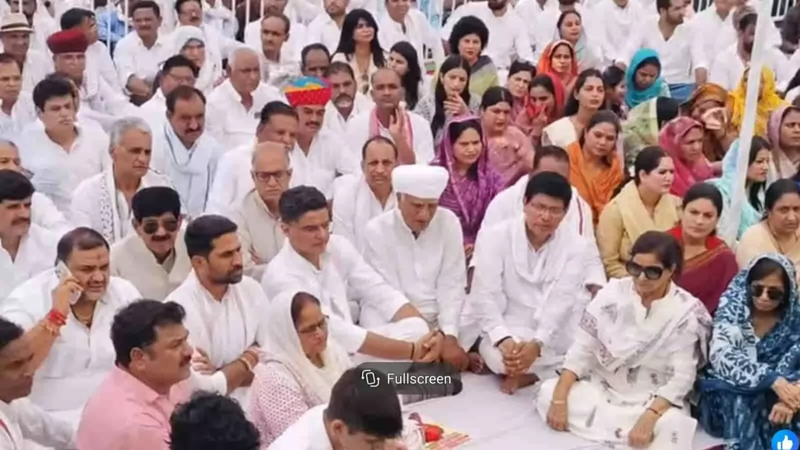 तस्वीर में सचिन पायलट और अन्य नेता दौसा में राजेश पायलट की पुण्यतिथि पर श्रद्धांजलि देते दिख रहे हैं।