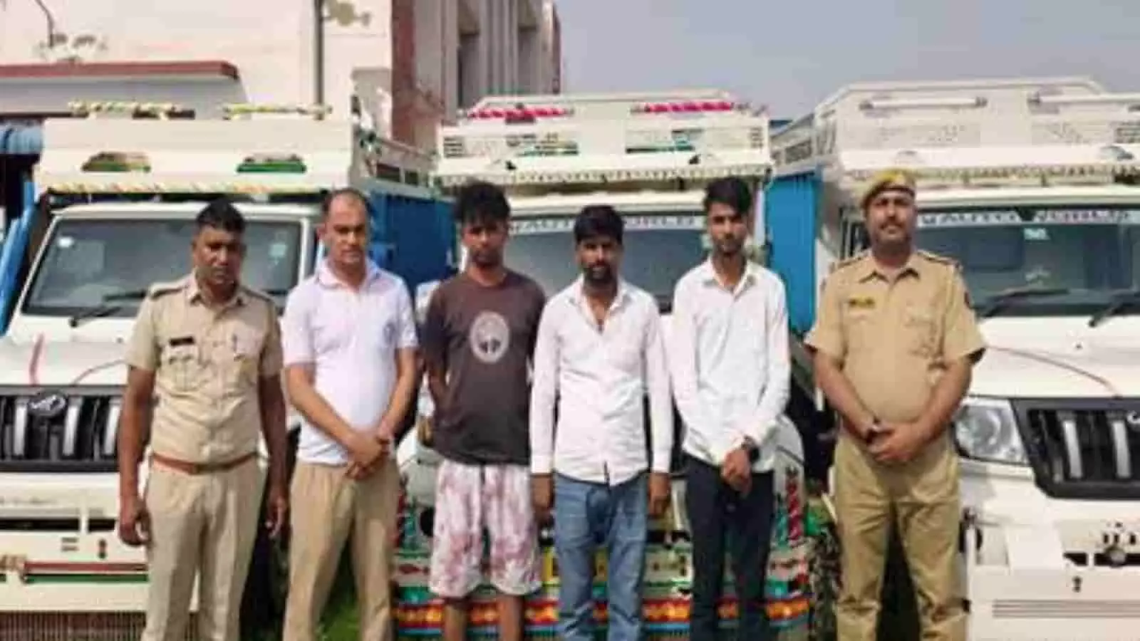 बाटोदा थाना परिसर में पुलिसकर्मियों के साथ खड़े तीन आरोपी और पृष्ठभूमि में जब्त तीन पिकअप गाड़ियां। बाटोदा थाना परिसर में पुलिसकर्मियों के साथ खड़े तीन आरोपी और पृष्ठभूमि में जब्त तीन पिकअप गाड़ियां।