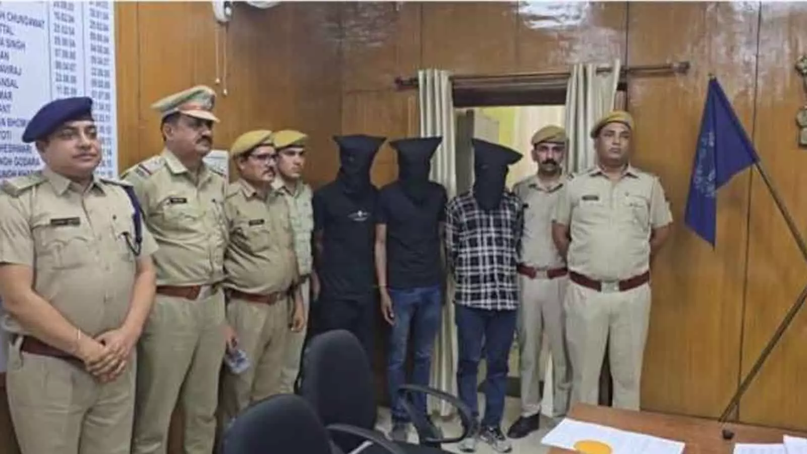 सवाई माधोपुर पुलिस की गिरफ्त में खड़े लूट के तीन आरोपी बौली थाना परिसर में दिखाई दे रहे हैं। सवाई माधोपुर पुलिस की गिरफ्त में खड़े लूट के तीन आरोपी बौली थाना परिसर में दिखाई दे रहे हैं।