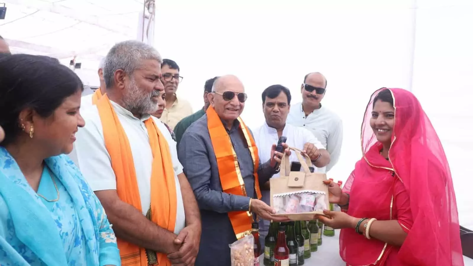 राजसमंद में अशोक परनामी प्रदर्शनी में लखपति दीदी सरिता कंवर से संवाद करते हुए। राजसमंद में अशोक परनामी प्रदर्शनी में लखपति दीदी सरिता कंवर से संवाद करते हुए।