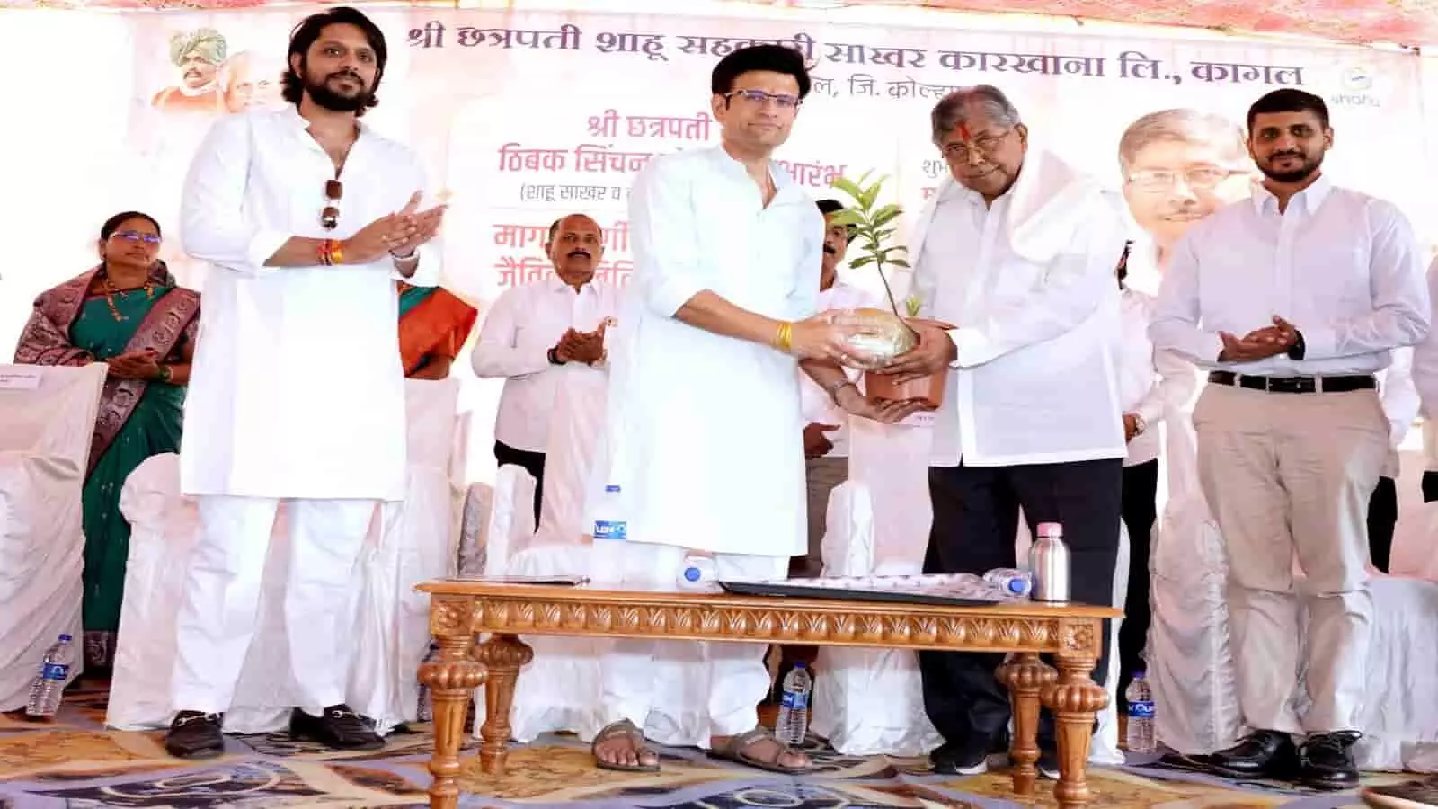 कागल में मंत्री चंद्रकांतदादा पाटील को पौधा भेंट करते राजे समरजितसिंह घाटगे।