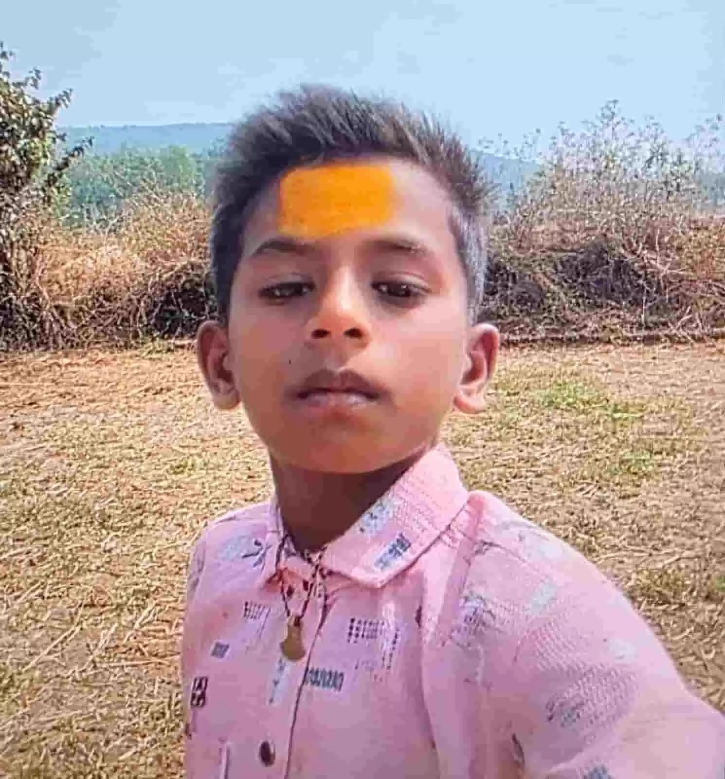 करंजिवणे गांव के खेत में सौर बाड़ के संपर्क में आने से हुई 10 वर्षीय बालक की मृत्यु। करंजिवणे गांव के खेत में सौर बाड़ के संपर्क में आने से हुई 10 वर्षीय बालक की मृत्यु।
