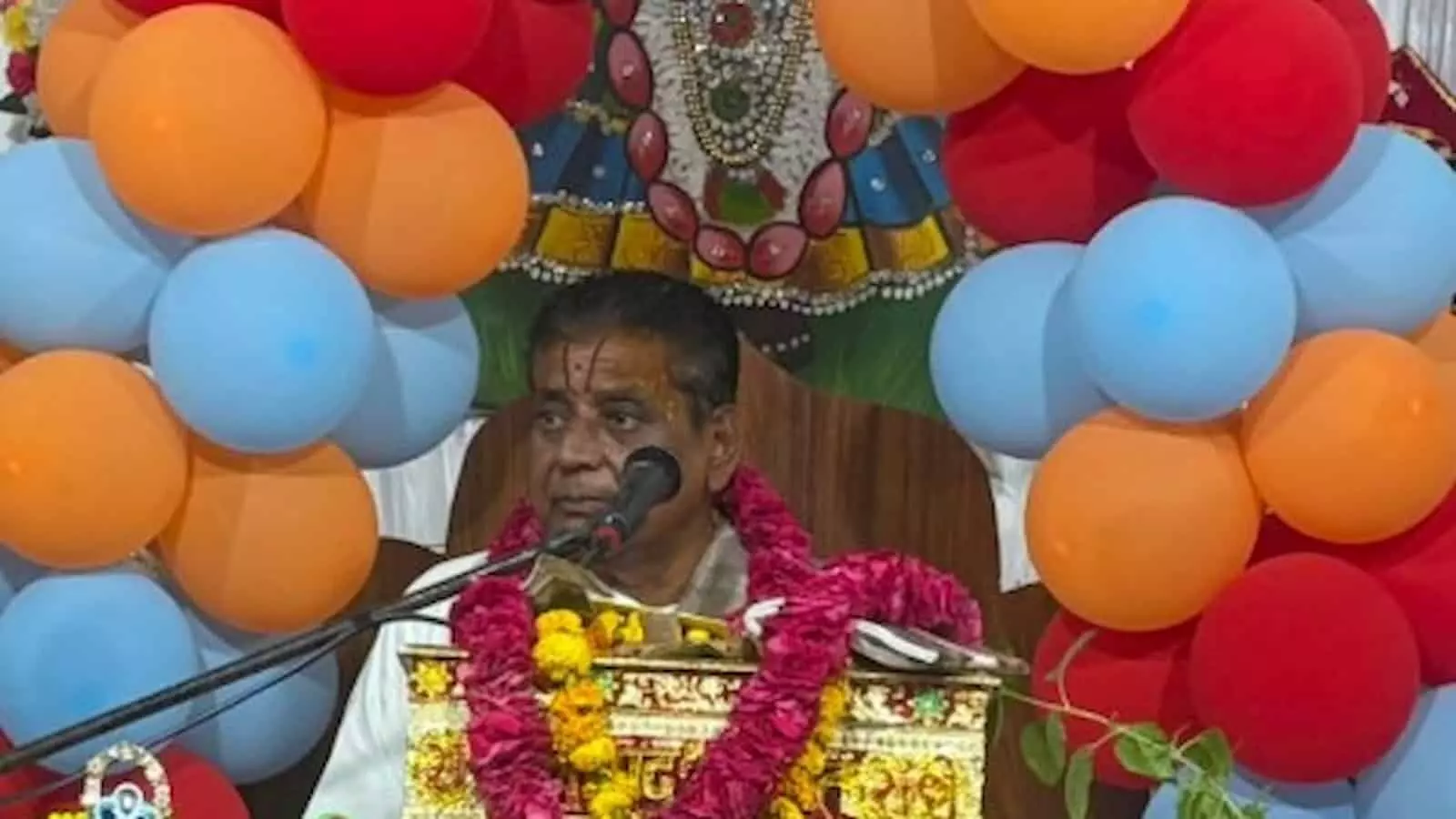 डीग की धर्मशाला में श्रीमद्भागवत कथा के दौरान व्यासपीठ पर बैठकर माइक के सामने बोलते हुए भागवताचार्य पंडित मुरारी लाल पाराशर। डीग की धर्मशाला में श्रीमद्भागवत कथा के दौरान व्यासपीठ पर बैठकर माइक के सामने बोलते हुए भागवताचार्य पंडित मुरारी लाल पाराशर।