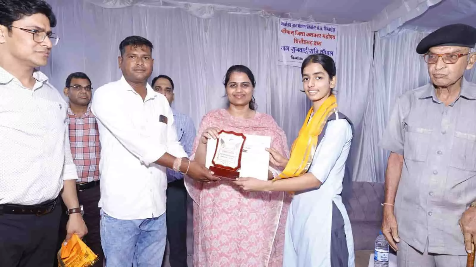 जिला कलक्टर डॉ. मंजू बिनोता में मेधावी छात्रा को सम्मानित करते हुए।