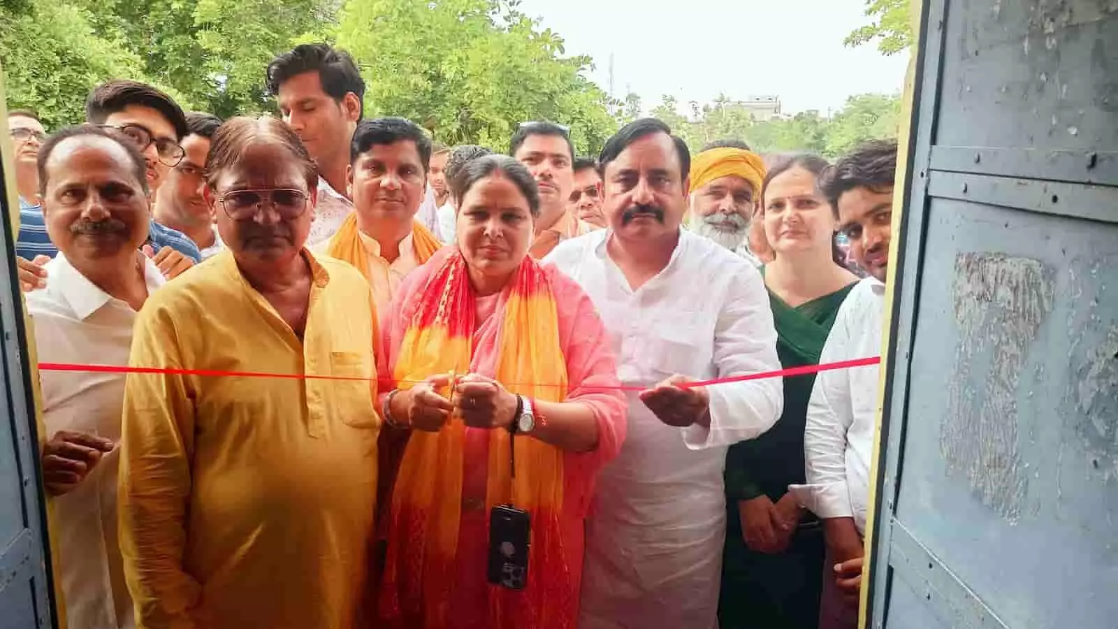 डीग के विद्यालय सभागार में जिलाध्यक्ष शिवानी दायमा द्वारा जिला स्तरीय प्रदर्शनी का फीता काटकर उद्घाटन करने का दृश्य। डीग के विद्यालय सभागार में जिलाध्यक्ष शिवानी दायमा द्वारा जिला स्तरीय प्रदर्शनी का फीता काटकर उद्घाटन करने का दृश्य।