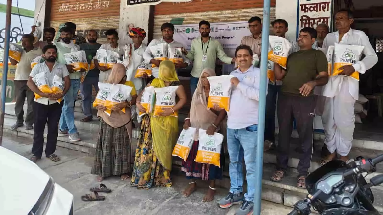 चित्तौड़गढ़ में भारतीय मक्का अनुसंधान संस्थान द्वारा किसानों को उन्नत मक्का बीज वितरित किए जा रहे हैं। चित्तौड़गढ़ में भारतीय मक्का अनुसंधान संस्थान द्वारा किसानों को उन्नत मक्का बीज वितरित किए जा रहे हैं।