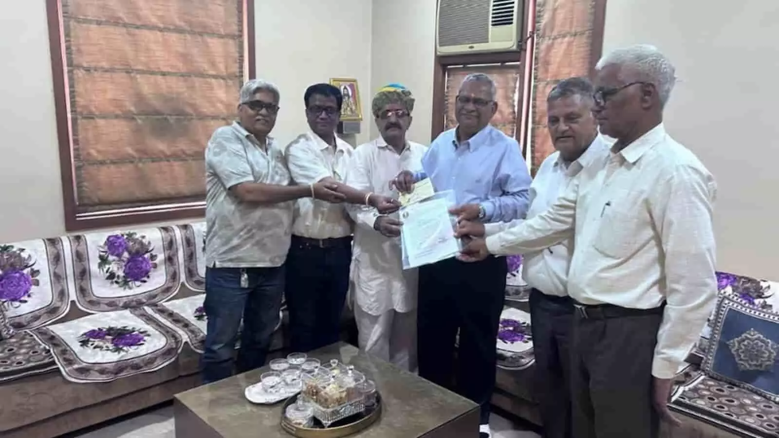 जोधपुर में बैठक के दौरान गुर्जरगौड़ ब्राह्मण सभा के पदाधिकारी संगठनात्मक एकीकरण के संबद्धता पत्र और दस्तावेज एक-दूसरे को सौंपते हुए। जोधपुर में बैठक के दौरान गुर्जरगौड़ ब्राह्मण सभा के पदाधिकारी संगठनात्मक एकीकरण के संबद्धता पत्र और दस्तावेज एक-दूसरे को सौंपते हुए।
