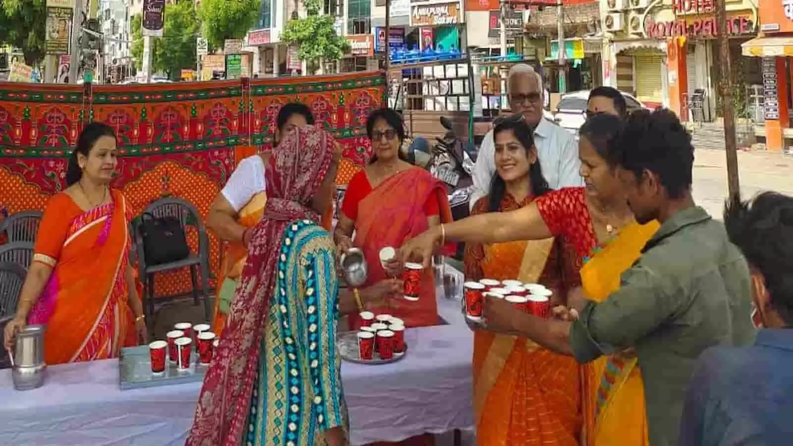 चामटी खेड़ा चौराहे पर सेतु मार्ग माहेश्वरी महिला मंडल द्वारा राहगीरों को छाछ वितरित की गई। चामटी खेड़ा चौराहे पर सेतु मार्ग माहेश्वरी महिला मंडल द्वारा राहगीरों को छाछ वितरित की गई।