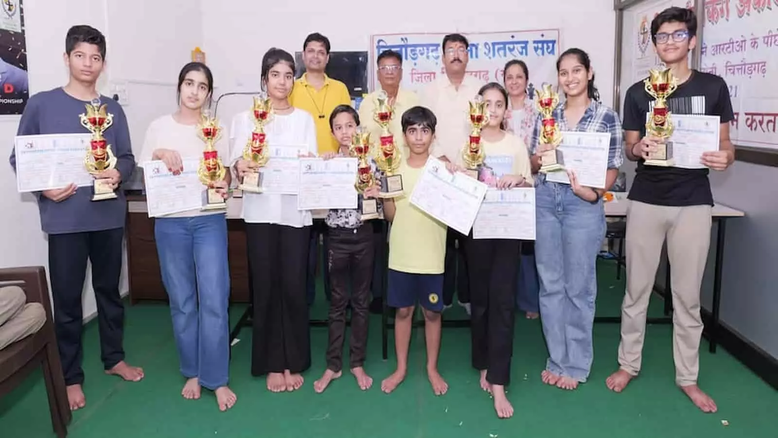 चित्तौड़गढ़ में जिला स्तरीय शतरंज प्रतियोगिता के विजेताओं को ट्रॉफी देते अतिथि और आयोजक। चित्तौड़गढ़ में जिला स्तरीय शतरंज प्रतियोगिता के विजेताओं को ट्रॉफी देते अतिथि और आयोजक।