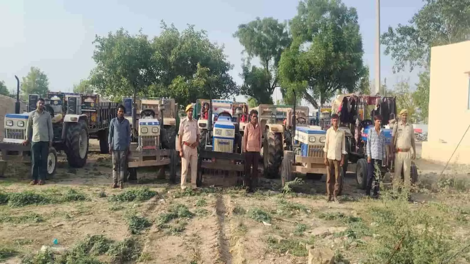 पारसोली पुलिस द्वारा जब्त किए गए पांच ट्रैक्टर ट्रॉली और चालक चित्तौड़गढ़ जिले में अवैध बजरी खनन मामले में। पारसोली पुलिस द्वारा जब्त किए गए पांच ट्रैक्टर ट्रॉली और चालक चित्तौड़गढ़ जिले में अवैध बजरी खनन मामले में।