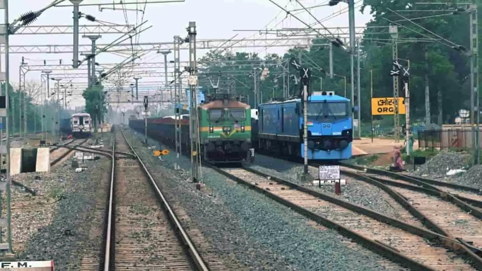 रेलवे ट्रैक पर खड़े होकर मरम्मत और रखरखाव का काम करते हुए रेल कर्मचारी भायखला स्टेशन के पास मेगा ब्लॉक के संदर्भ में। रेलवे ट्रैक पर खड़े होकर मरम्मत और रखरखाव का काम करते हुए रेल कर्मचारी भायखला स्टेशन के पास मेगा ब्लॉक के संदर्भ में।
