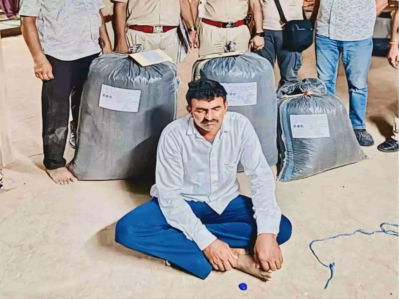 बाड़मेर पुलिस द्वारा बरामद डोडा पोस्त की खेप और गिरफ्तार आरोपी जयकिशन। बाड़मेर पुलिस द्वारा बरामद डोडा पोस्त की खेप और गिरफ्तार आरोपी जयकिशन।