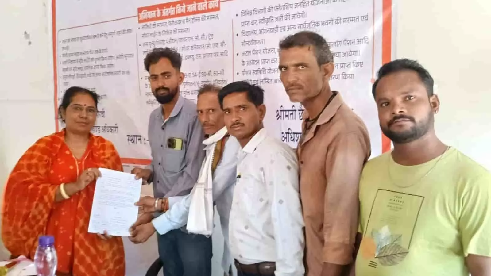 फतहनगर नगर पालिका कार्यालय में पट्टे की मांग को लेकर अधिकारी को ज्ञापन सौंपते हुए वार्ड संख्या 23 के निवासी। फतहनगर नगर पालिका कार्यालय में पट्टे की मांग को लेकर अधिकारी को ज्ञापन सौंपते हुए वार्ड संख्या 23 के निवासी।