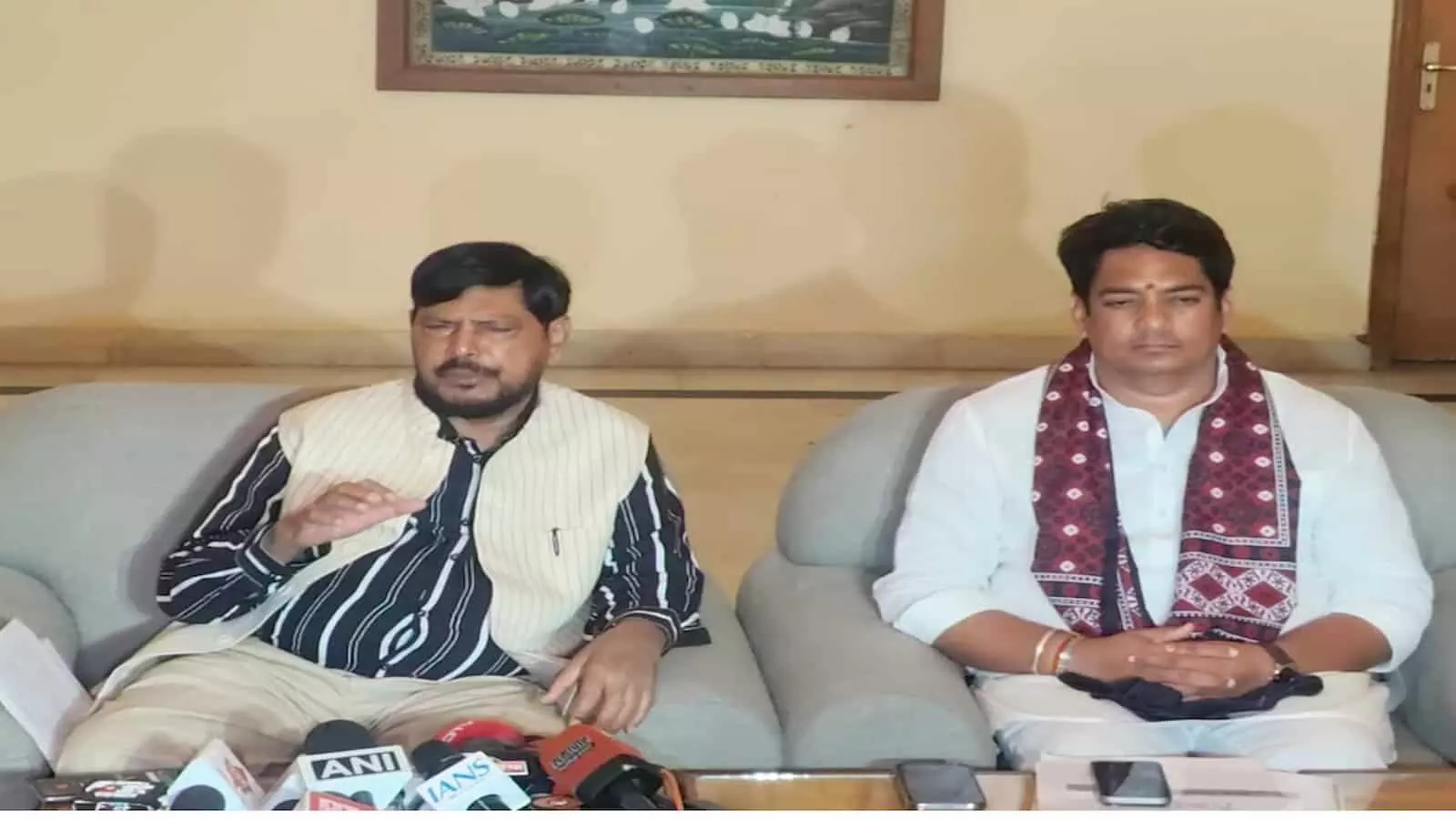 जयपुर में प्रेस वार्ता के दौरान केंद्र सरकार की योजनाओं पर बोलते रामदास अठावले। जयपुर में प्रेस वार्ता के दौरान केंद्र सरकार की योजनाओं पर बोलते रामदास अठावले।