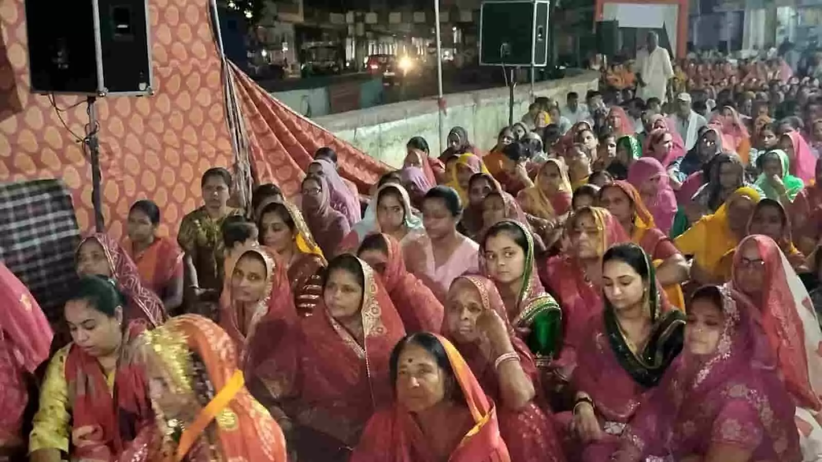 सेतुबंध रामेश्वर महादेव मंदिर में आयोजित नानी बाई का मायरा कथा के दौरान पंडाल में बैठी महिला श्रद्धालु। सेतुबंध रामेश्वर महादेव मंदिर में आयोजित नानी बाई का मायरा कथा के दौरान पंडाल में बैठी महिला श्रद्धालु।