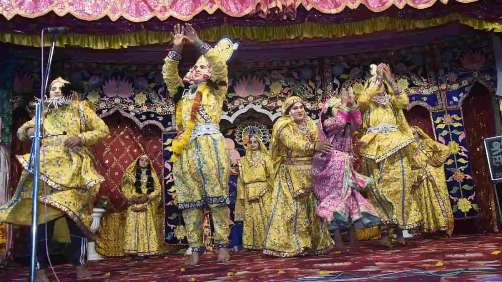 हनुमान टेकरी आश्रम भीलवाड़ा में कलाकारों द्वारा भगवान कृष्ण की रासलीला का मंचन। हनुमान टेकरी आश्रम भीलवाड़ा में कलाकारों द्वारा भगवान कृष्ण की रासलीला का मंचन।
