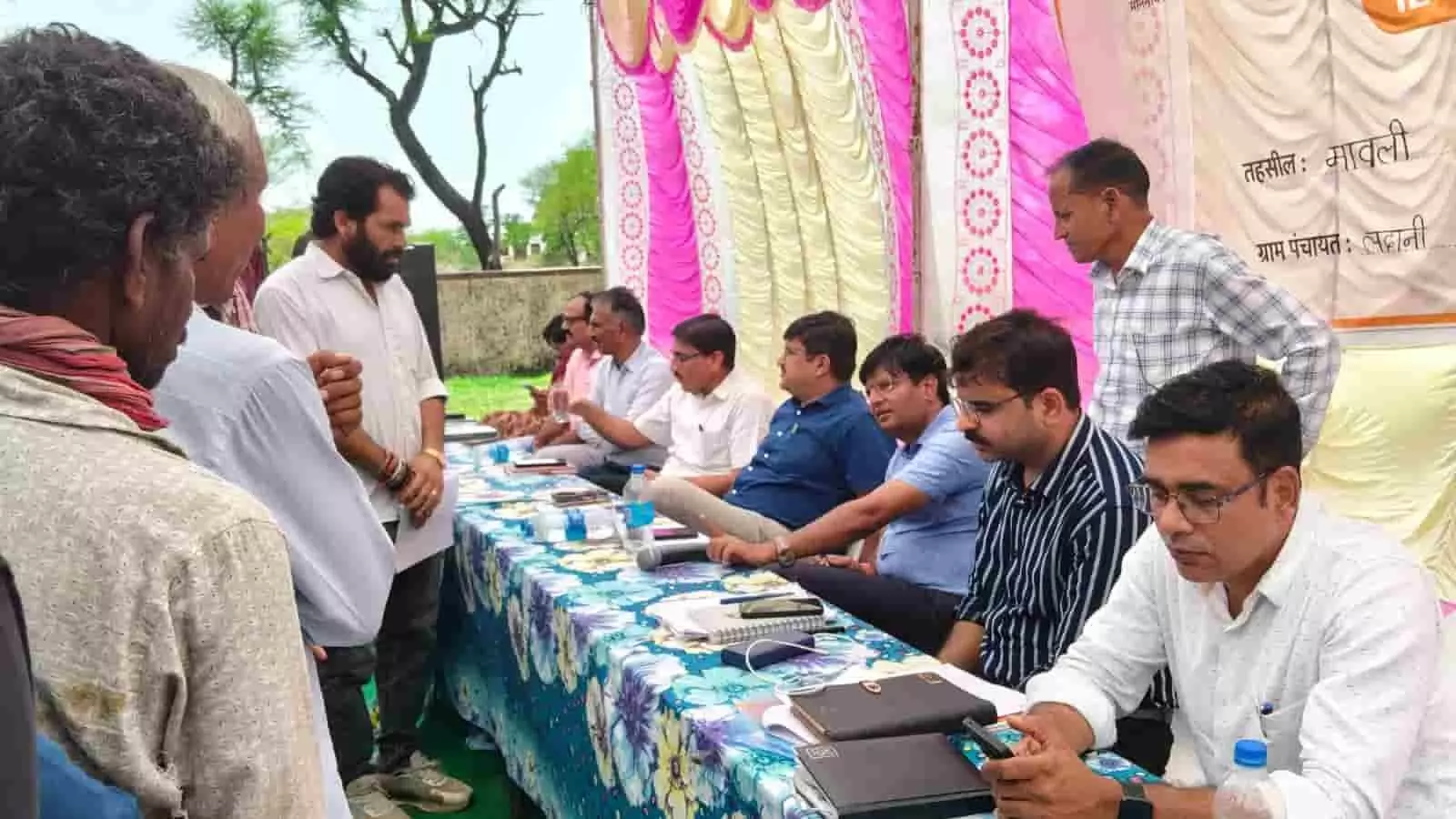 लदानी ग्राम पंचायत में आयोजित ग्रामीण सेवा शिविर के दौरान अधिकारियों से संवाद करते ग्रामीण और बैठक करते प्रशासनिक अधिकारी। लदानी ग्राम पंचायत में आयोजित ग्रामीण सेवा शिविर के दौरान अधिकारियों से संवाद करते ग्रामीण और बैठक करते प्रशासनिक अधिकारी।