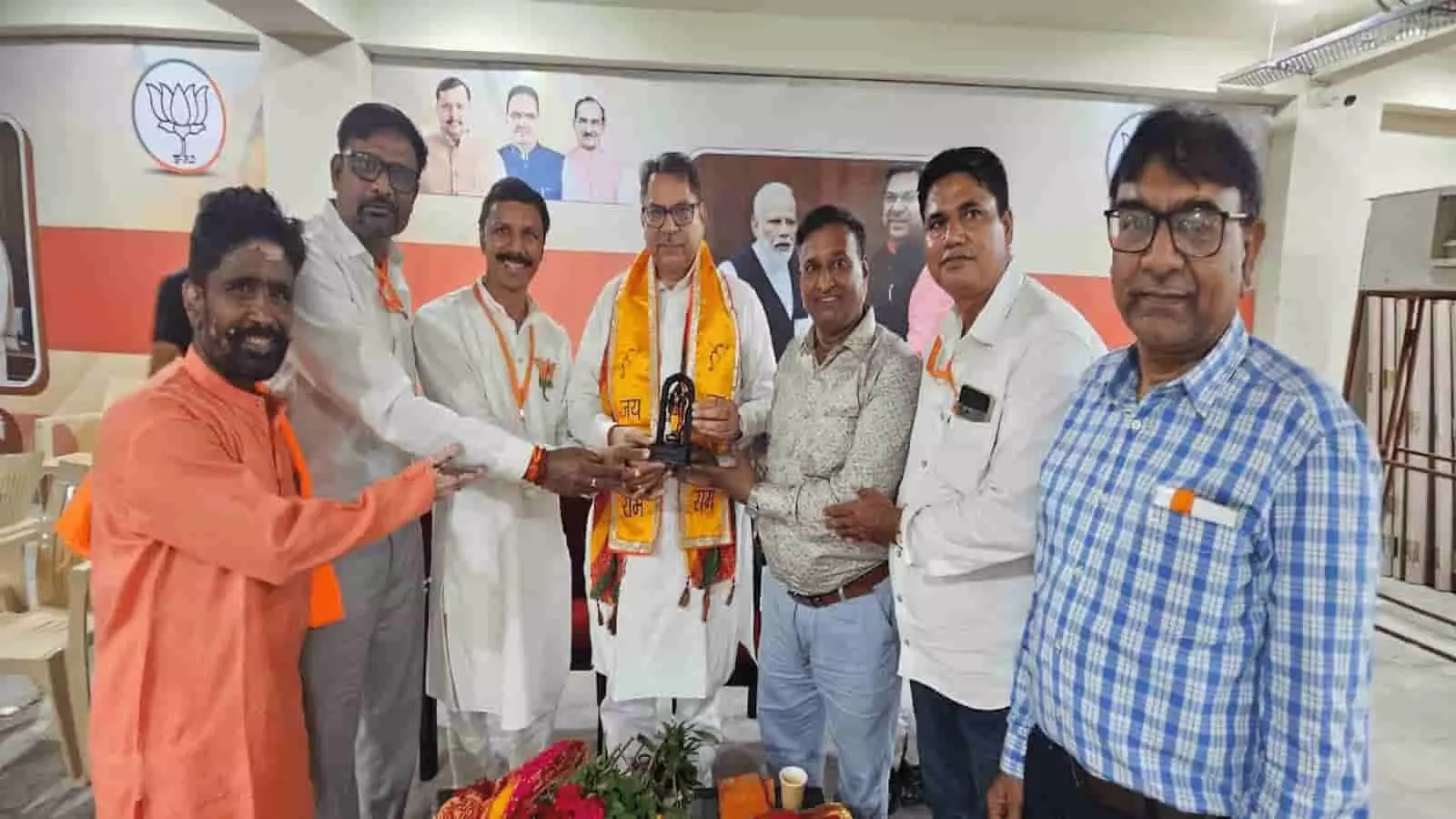 राजस्थान जनमंच के प्रतिनिधि सतीश पूनिया का जयपुर आवास पर अभिनंदन करते हुए। राजस्थान जनमंच के प्रतिनिधि सतीश पूनिया का जयपुर आवास पर अभिनंदन करते हुए।