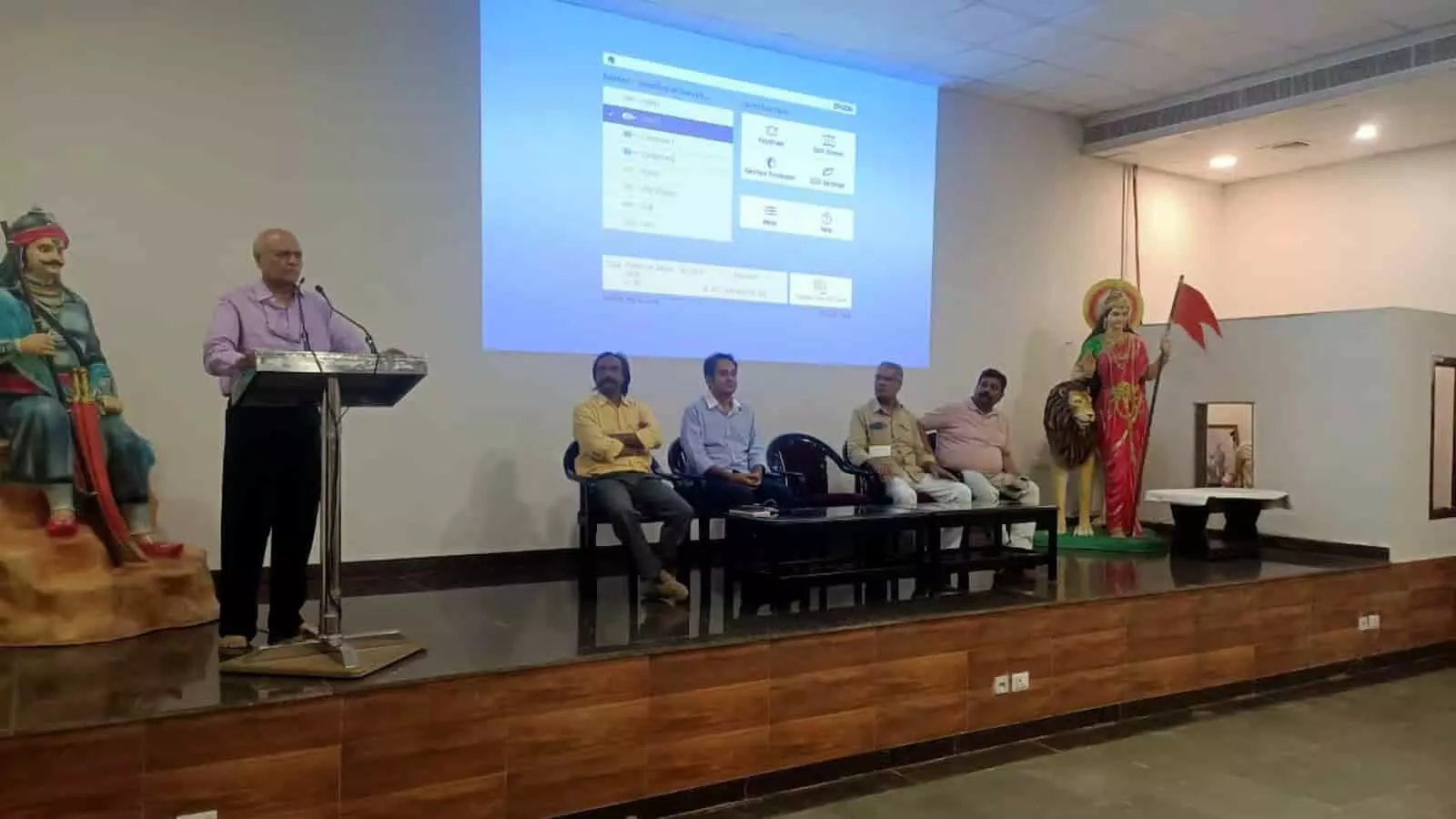 उदयपुर के प्रताप गौरव केन्द्र में आयोजित बैठक के दौरान मंच पर भाषण देते वक्ता और बैठे हुए अतिथिगण। उदयपुर के प्रताप गौरव केन्द्र में आयोजित बैठक के दौरान मंच पर भाषण देते वक्ता और बैठे हुए अतिथिगण।